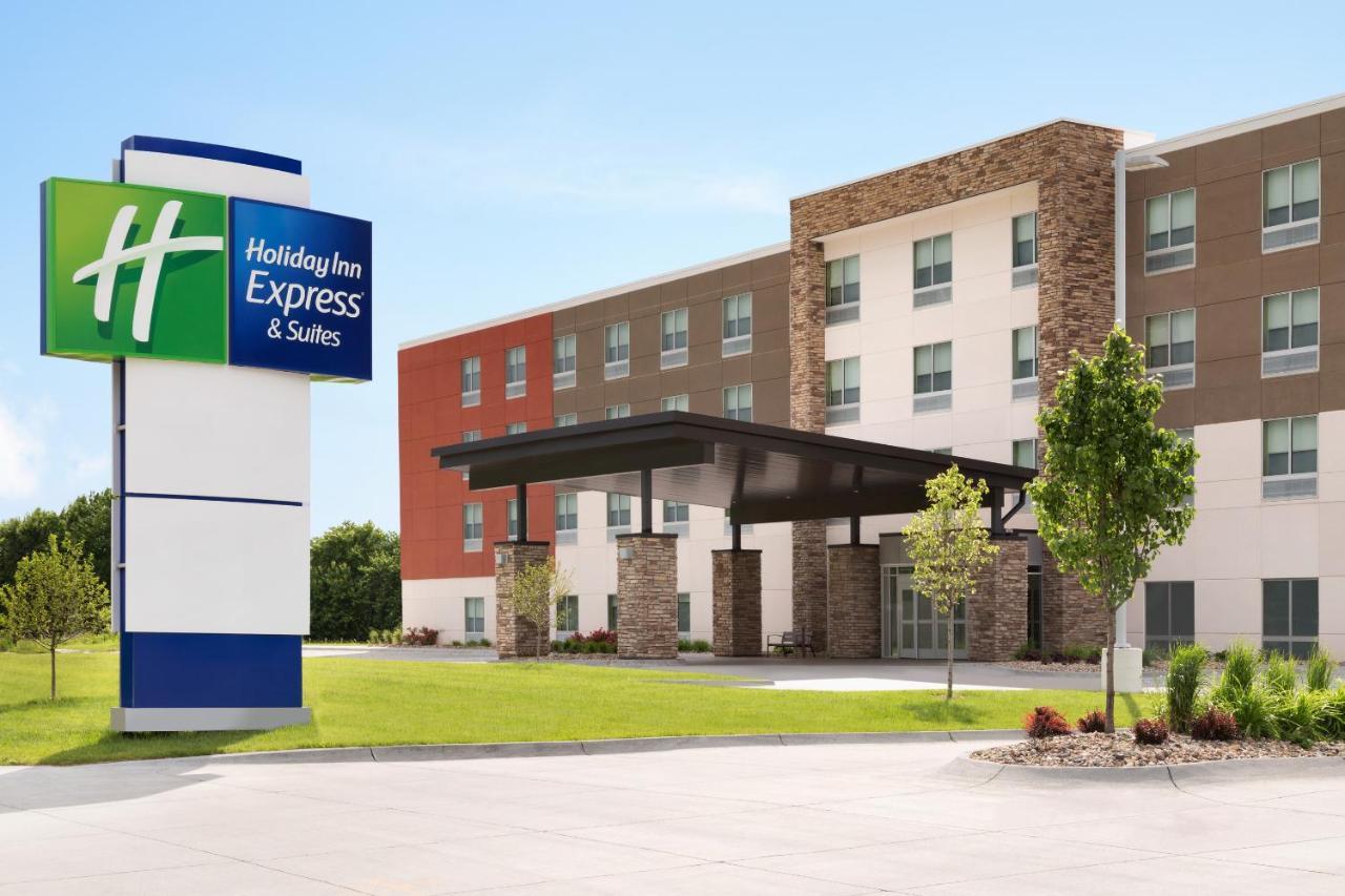 Holiday Inn Express & Suites - Milwaukee West Allis, An Ihg Hotel Exterior photo